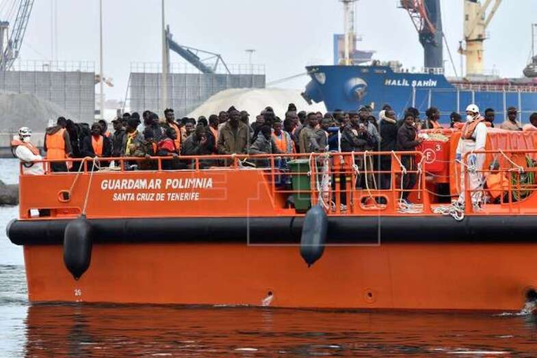 Imagen de archivo de la Guardamar Polimnia, trasladando a puerto a migrantes subsaharianos (Foto EFE / Carlos Barba)